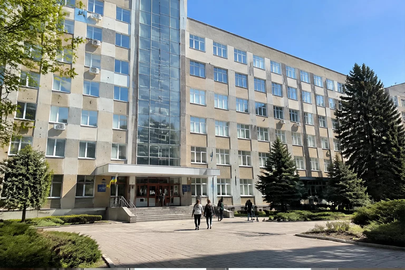 Університет і гуртожиток: як захистити скло в аудиторіях і на сходах